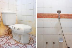 een badkamer met een toilet met een slang bij OYO 1935 Hotel Diamond Inn Makassar in Makassar