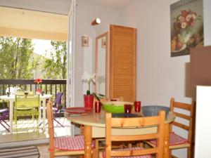 comedor con mesa y sillas en Appartement Saint-Cyprien, 1 pièce, 4 personnes - FR-1-225D-147, en Saint Cyprien Plage