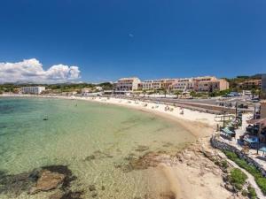 vistas a una playa con gente en el agua en Appartement Six-Fours-les-Plages, 2 pièces, 4 personnes - FR-1-316-21, en Six-Fours-les-Plages