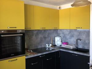 uma cozinha com armários amarelos e uma bancada em Studio Le Grau d'Agde, 1 pièce, 4 personnes - FR-1-423-26 em Le Grau-dʼAgde