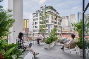 un grupo de personas sentadas en el techo de un edificio en BIJOU Serviced Residence, en Phnom Penh