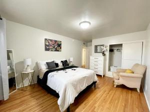 a bedroom with a bed and a chair at Comfy & Cozy in LA Inglewood 5miles to LAX 4 minuts to Sofi stadium in Inglewood