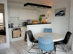 eine Küche mit einem Tisch und Stühlen in der Unterkunft Appartement Perros-Guirec, 2 pièces, 4 personnes - FR-1-368-293 in Perros-Guirec