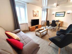 un salon avec un canapé et une table avec des chaises dans l'établissement Appartement central à Trébeurden, 500m plage, proche commerces, 2 chambres, 3 salles d'eau - FR-1-368-308, à Trébeurden
