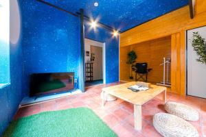 箱根町にあるSyunkaSyuutou - Vacation STAY 53627vのテーブルとテレビのあるリビングルーム