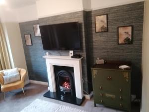 A television and/or entertainment centre at Spacious Home - King Size Bed - Pets - In Oak Hill