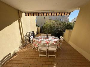 Balkón alebo terasa v ubytovaní Appartement T2 Cabine, RDC avec Terrasse – Plage à 50m, Parking Privé - FR-1-702-5 + 6 fotografií