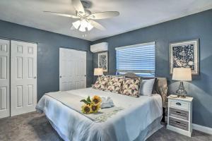 Un dormitorio con una cama con flores. en NEW! Cheerful bungalow with hot tub near beaches en Bay Pines