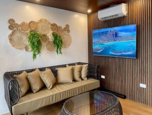 TV a/nebo společenská místnost v ubytování Hidden Haven Subic Villa w/ Infinity Pool
