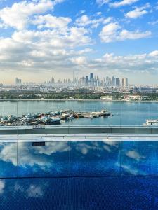 - Vistas a la ciudad desde la parte superior de un edificio en Al Bandar Arjaan by Rotana – Dubai Creek en Dubái