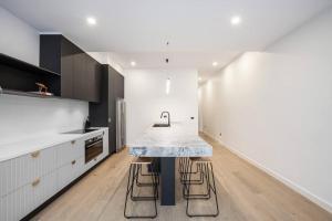 uma cozinha com uma bancada em mármore e um lavatório em Entire House - The Charmer em Melbourne
