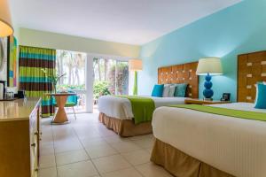 una grande camera d'albergo con due letti e un tavolo di Sunscape Curacao Resort Spa & Casino a Willemstad