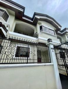 una casa con una valla de hierro forjado en Ana's Haven Olongapo/Subic (East Bajac-Bajac) en Olongapo