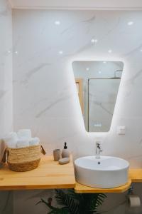 La salle de bains est pourvue d'un lavabo et d'un miroir. dans l'établissement new cozy by the sea apartment, à Thessalonique