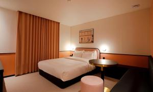 Rúm í herbergi á Hotel Ippda Gumdan