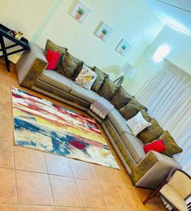 kanapę w salonie z dywanem w obiekcie 25 Swallow Yellowood w mieście Durban