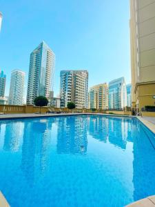 Bazén v ubytování JBR apartments by HAPPY SEASON nebo v jeho okolí