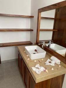 Ванна кімната в Barra de Potosi Studio w/ Shared Pool and Deck!