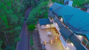 una vista aérea de una casa con techo azul en Blue Moon Residency en Nuwara Eliya