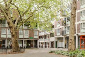 een lege binnenplaats in een appartementencomplex met bomen bij The Clarence, Central London Apartment w/ WIFI in Londen