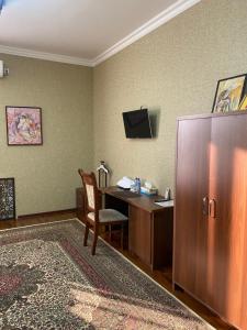Cette chambre comprend un bureau avec un ordinateur et une chaise. dans l'établissement Hotel Vardonze, à Boukhara