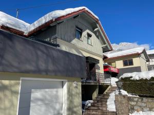 uma casa com uma porta de garagem branca na neve em Haus Erna em Gundersheim