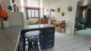 Cosy 2 bedroom unit with pool,Wifi的休息区