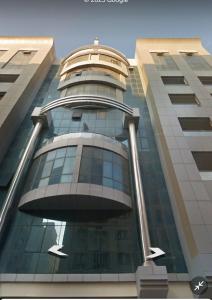 wysoki budynek z kopułą na górze w obiekcie Furnished Apartment w Dubaju