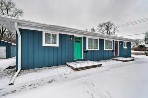 uma casa azul com uma porta verde na neve em Ideally Located House - 9 Mi From Route 66! em Normal