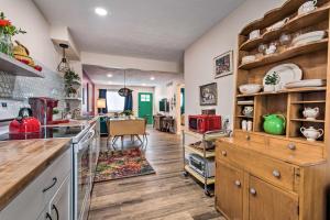 eine Küche mit Holzschränken und ein Esszimmer in der Unterkunft Ideally Located House - 9 Mi From Route 66! in Normal