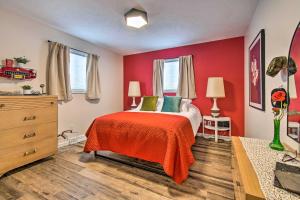 ein rotes Schlafzimmer mit einem Bett und zwei Fenstern in der Unterkunft Ideally Located House - 9 Mi From Route 66! in Normal