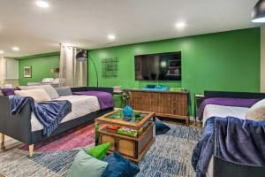 uma sala de estar com duas camas e uma parede verde em Ideally Located House - 9 Mi From Route 66! em Normal