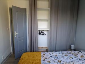 Łóżko lub łóżka w pokoju w obiekcie mas de l' Olivier