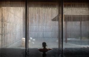 湄林蒙查温泉旅馆的坐在游泳池浴缸中的女人
