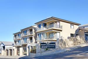 un edificio de apartamentos con un cartel delante en STAR APARTMENTS en Ciudad del Cabo