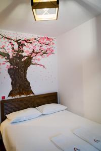 1 dormitorio con un mural en la pared en House of colors, en Petroşani