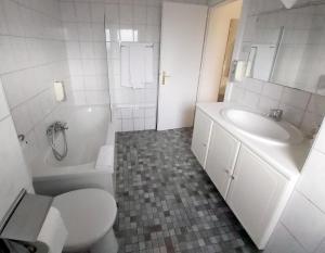 y baño con lavabo, aseo y bañera. en The Originals City, Hôtel Colmar Gare, en Colmar