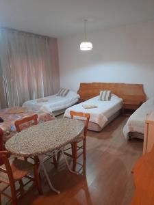 Postel nebo postele na pokoji v ubytování Onisillos Hotel