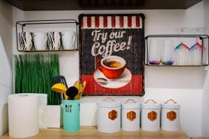 Una cafetería con un letrero que dice volar nuestro café en House of colors, en Petroşani