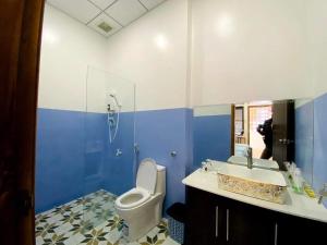 a bathroom with a toilet and a sink and a shower at Little Quy Nhơn Homestay in Quy Nhon