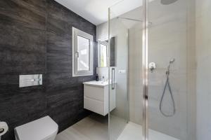 ein Badezimmer mit Dusche, Toilette und Waschbecken in der Unterkunft Can Lovers in Sant Jordi