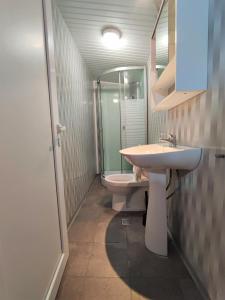 La salle de bains est pourvue d'un lavabo et de toilettes. dans l'établissement Къщички Морски Светулки, à Sinemorets