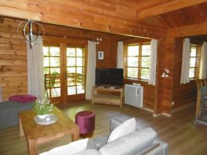een woonkamer met een bank en een tafel bij Twistesee Ferienhaus 110 in Bad Arolsen