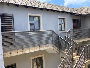 une maison avec des balcons en bois sur le côté dans l'établissement Orlando Manor, à Soweto