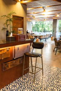 Hotel Dumaguete في دوماغيتي: بار مع كرسي ومكتب في المطعم