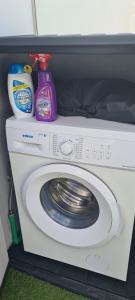 una lavadora con detergente y detergentes encima en Chinyero Path en Tamaimo