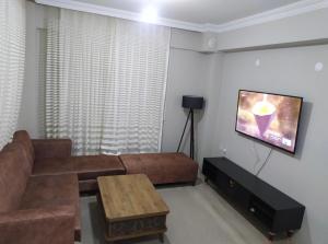 Uma TV ou centro de entretenimento em Çandarlı Günlük Kiralık Ev