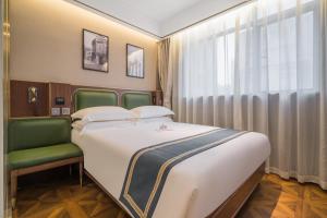 Postel nebo postele na pokoji v ubytování Nost algia S Hotel Near Shanghai Fudan University- The Bund, The Pearl Tower, Free ice cream, mineral water, coffee, snacks and laundry service, Free GYM, English communication well