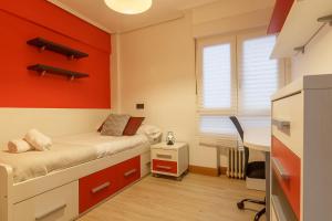 a bedroom with a bed and a desk in it at Fika apartmento urbano con wifi in Bilbao