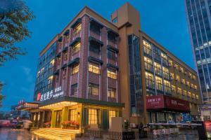 un edificio en la ciudad con luces encendidas en 时光漫步S酒店（上海五角场店） en Shanghái